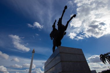 Prens Diponegoro 'nun İtalyan sanatçı Prof. Coberlato tarafından yapılan bir ata binen heykeli.