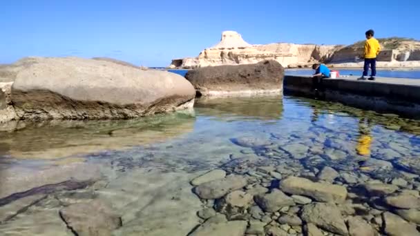 Warzelnię Soli Qbajjar Pobliżu Marsalforn Gozo Malta Morza Śródziemnego Europy — Wideo stockowe