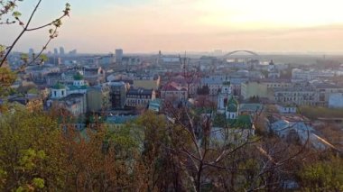 Gün doğumu, Kyiv şehrinde sabahın erken saatlerinde Podil, Ukrayna 'daki tepeden alındı.