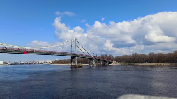 Ponte Pedonal Kiev Dia Ensolarado Primavera — Vídeo de Stock