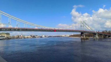 Güneşli bahar gününde Kyiv 'de yaya köprüsü