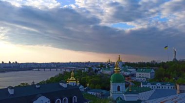 Dnipro nehrinin sağ kıyısından Kyiv 'in gündoğumu manzarası