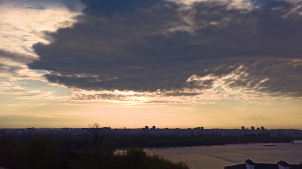 Ηλιοβασίλεμα Στο Κίεβο Από Δεξιά Όχθη Του Ποταμού Dnipro — Αρχείο Βίντεο