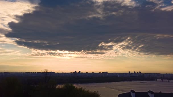 Ηλιοβασίλεμα Στο Κίεβο Από Δεξιά Όχθη Του Ποταμού Dnipro — Αρχείο Βίντεο