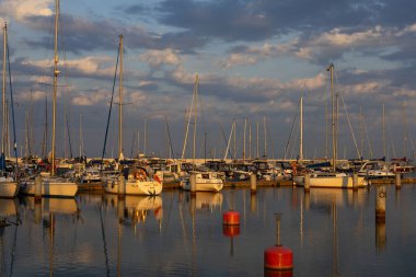 Gdynia, Polonya - 5 Haziran 2023: Baltık Denizi 'ndeki yat limanında güzel bir gün batımı.