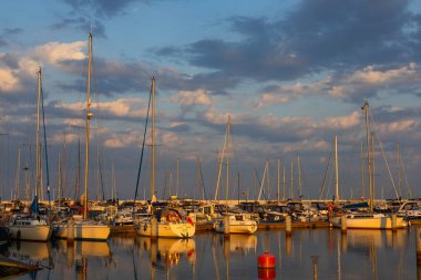 Gdynia, Polonya - 5 Haziran 2023: Baltık Denizi 'ndeki yat limanında güzel bir gün batımı.