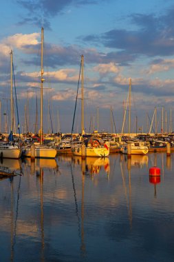 Gdynia, Polonya - 5 Haziran 2023: Baltık Denizi 'ndeki yat limanında güzel bir gün batımı.