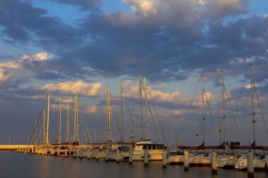 Gdynia, Polonya - 5 Haziran 2023: Baltık Denizi 'ndeki yat limanında güzel bir gün batımı.