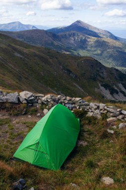 Shpytsi yakınlarında Hoverla manzaralı yeşil çadır, Karatya dağları, Ukrayna