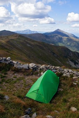 Shpytsi yakınlarında Hoverla manzaralı yeşil çadır, Karatya dağları, Ukrayna