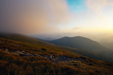 Karpat dağlarında gün batımı sisli havada, Shpytsi kayaları etrafında, Ukrayna