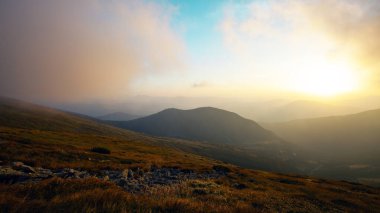 Karpat dağlarında gün batımı sisli havada, Shpytsi kayaları etrafında, Ukrayna