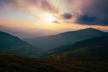 Ukrayna 'nın Karpat Dağları' nda şaşırtıcı gün batımı, Chornigyssyi hrebet aralığı