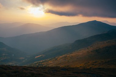 Ukrayna 'nın Karpat Dağları' nda şaşırtıcı gün batımı, Chornigyssyi hrebet aralığı