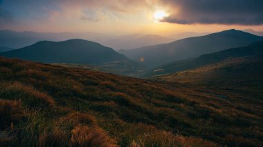 Ukrayna 'nın Karpat Dağları' nda şaşırtıcı gün batımı, Chornigyssyi hrebet aralığı