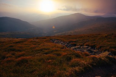 Ukrayna 'nın Karpat Dağları' nda şaşırtıcı gün batımı, Chornigyssyi hrebet aralığı