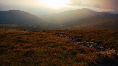 Ukrayna 'nın Karpat Dağları' nda şaşırtıcı gün batımı, Chornigyssyi hrebet aralığı