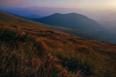 Ukrayna 'nın Karpat Dağları' nda şaşırtıcı gün batımı, Chornigyssyi hrebet aralığı