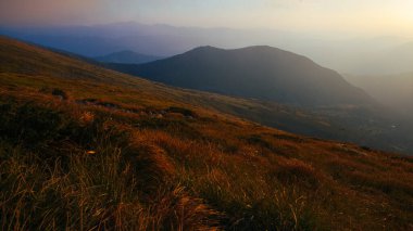 Ukrayna 'nın Karpat Dağları' nda şaşırtıcı gün batımı, Chornigyssyi hrebet aralığı