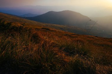 Ukrayna 'nın Karpat Dağları' nda şaşırtıcı gün batımı, Chornigyssyi hrebet aralığı
