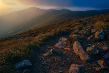 Ukrayna 'nın Karpat Dağları' nda şaşırtıcı gün batımı, Chornigyssyi hrebet aralığı