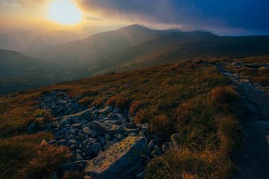 Ukrayna 'nın Karpat Dağları' nda şaşırtıcı gün batımı, Chornigyssyi hrebet aralığı