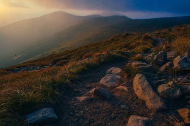 Ukrayna 'nın Karpat Dağları' nda şaşırtıcı gün batımı, Chornigyssyi hrebet aralığı