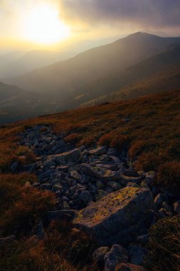 Ukrayna 'nın Karpat Dağları' nda şaşırtıcı gün batımı, Chornigyssyi hrebet aralığı