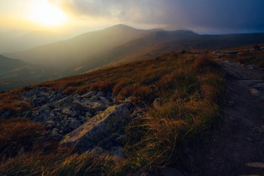 Ukrayna 'nın Karpat Dağları' nda şaşırtıcı gün batımı, Chornigyssyi hrebet aralığı