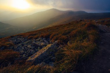 Ukrayna 'nın Karpat Dağları' nda şaşırtıcı gün batımı, Chornigyssyi hrebet aralığı