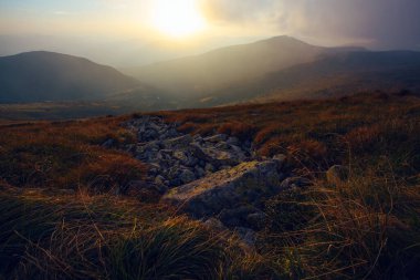 Ukrayna 'nın Karpat Dağları' nda şaşırtıcı gün batımı, Chornigyssyi hrebet aralığı