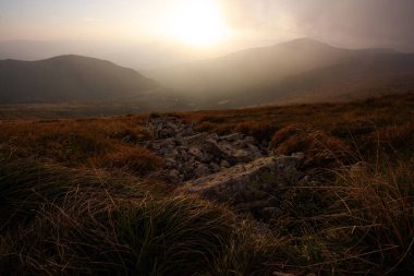 Ukrayna 'nın Karpat Dağları' nda şaşırtıcı gün batımı, Chornigyssyi hrebet aralığı