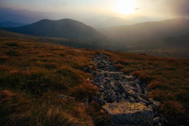 Ukrayna 'nın Karpat Dağları' nda şaşırtıcı gün batımı, Chornigyssyi hrebet aralığı