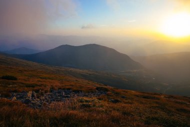 Ukrayna 'nın Karpat Dağları' nda şaşırtıcı gün batımı, Chornigyssyi hrebet aralığı