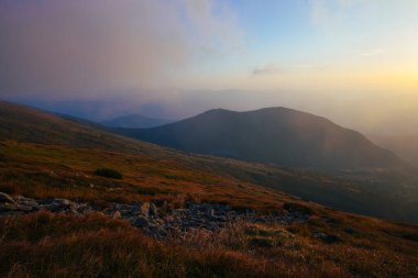 Ukrayna 'nın Karpat Dağları' nda şaşırtıcı gün batımı, Chornigyssyi hrebet aralığı
