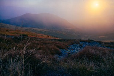 Ukrayna 'nın Karpat Dağları' nda şaşırtıcı gün batımı, Chornigyssyi hrebet aralığı