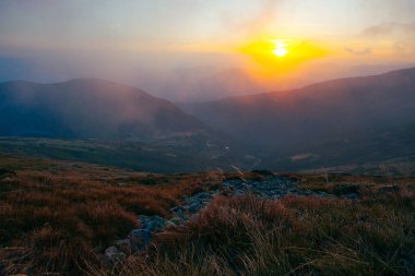 Ukrayna 'nın Karpat Dağları' nda şaşırtıcı gün batımı, Chornigyssyi hrebet aralığı