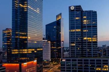 Varşova, Polonya. 15 Haziran 2023: Varşova şehir merkezinin modern gökdelenleri olan güzel mimarisi.