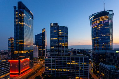 Varşova, Polonya. 15 Haziran 2023: Varşova şehir merkezinin modern gökdelenleri olan güzel mimarisi.