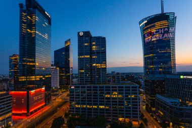 Varşova, Polonya. 15 Haziran 2023: Varşova şehir merkezinin modern gökdelenleri olan güzel mimarisi.