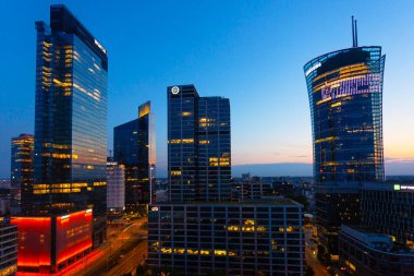 Varşova, Polonya. 15 Haziran 2023: Varşova şehir merkezinin modern gökdelenleri olan güzel mimarisi.