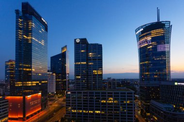 Varşova, Polonya. 15 Haziran 2023: Varşova şehir merkezinin modern gökdelenleri olan güzel mimarisi.