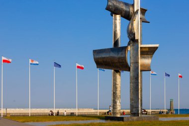 GDYNIA, Gdynia, Polonya - Jun2, 2023::: Gdynia 'da Yelkenliler Anıtı ve Joseph Conrad. Polonya 'da turistik yerler.
