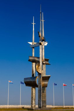 GDYNIA, Gdynia, Polonya - Jun2, 2023::: Gdynia 'da Yelkenliler Anıtı ve Joseph Conrad. Polonya 'da turistik yerler.