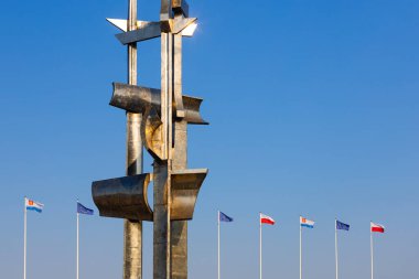 GDYNIA, Gdynia, Polonya - Jun2, 2023::: Gdynia 'da Yelkenliler Anıtı ve Joseph Conrad. Polonya 'da turistik yerler.