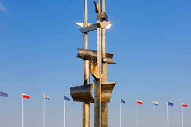 GDYNIA, Gdynia, Polonya - Jun2, 2023::: Gdynia 'da Yelkenliler Anıtı ve Joseph Conrad. Polonya 'da turistik yerler.