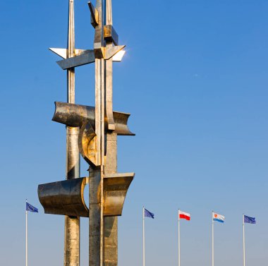 GDYNIA, Gdynia, Polonya - Jun2, 2023::: Gdynia 'da Yelkenliler Anıtı ve Joseph Conrad. Polonya 'da turistik yerler.