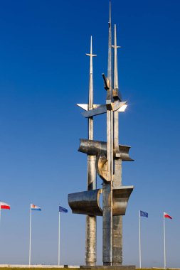GDYNIA, Gdynia, Polonya - Jun2, 2023::: Gdynia 'da Yelkenliler Anıtı ve Joseph Conrad. Polonya 'da turistik yerler.