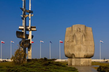 GDYNIA, Gdynia, Polonya - Jun2, 2023::: Gdynia 'da Yelkenliler Anıtı ve Joseph Conrad. Polonya 'da turistik yerler.