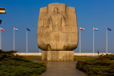 GDYNIA, Gdynia, Polonya - Jun2, 2023::: Gdynia 'da Yelkenliler Anıtı ve Joseph Conrad. Polonya 'da turistik yerler.